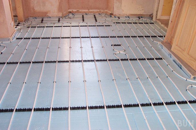 photo of underfloor heating in slab and screed floor with perimeter insulation